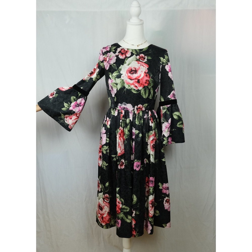 Pretty elegant floral midi dress. Size S